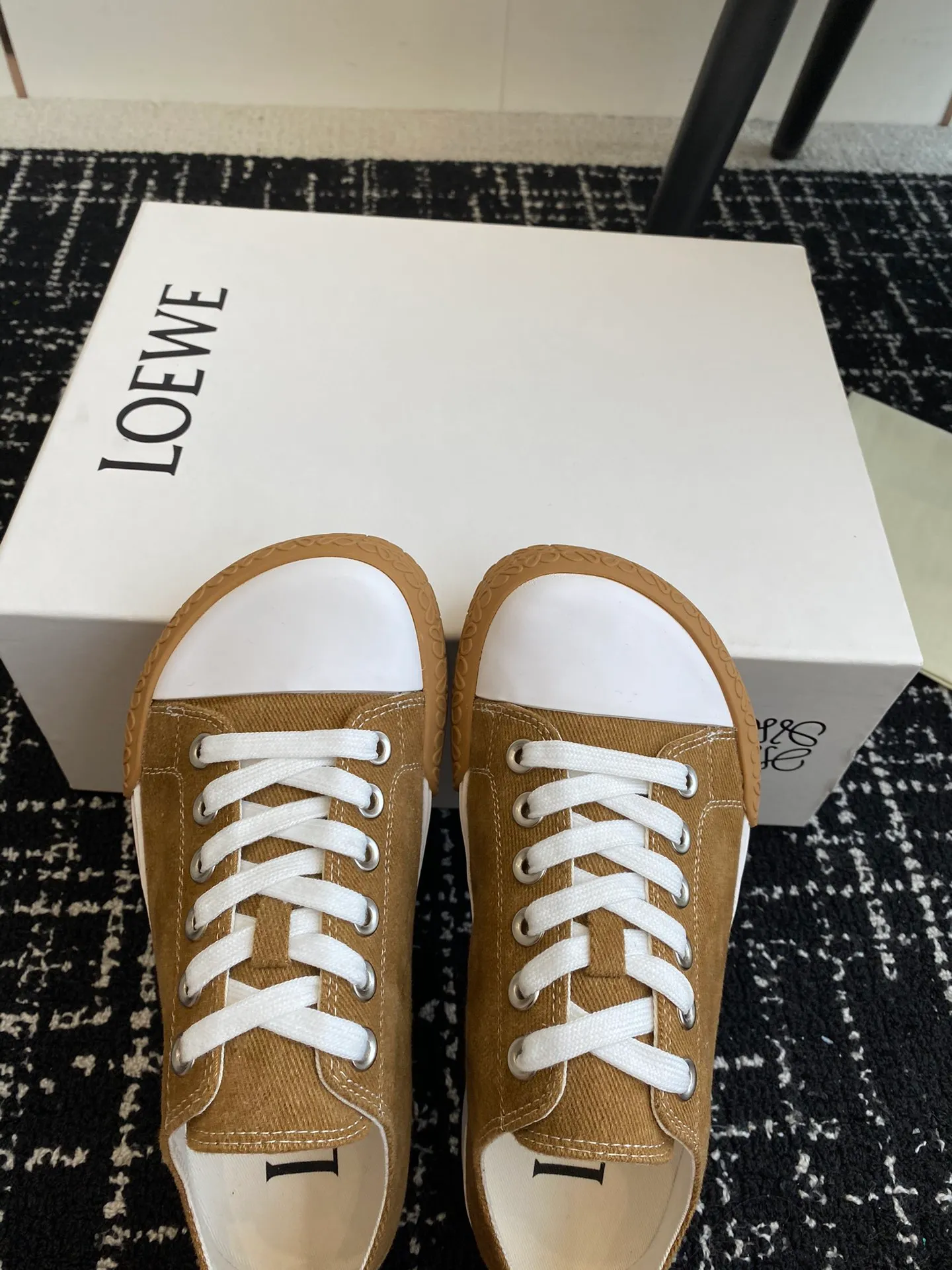👟👟Ex-factory price 560👟👟 LOEWE 24ss new autumn and winter Terra Vulca lace-up sports shoes, large-toe vulcanized shoes, with vulcanized rubber soles and asymmetrical thick toes, wide last style, decorated with LOEWE logo label on the quarter *Anagram embossed outsole and upper high ZP customization, original material, imported canvas, outsole: ZP mold custom vulcanized outsole Insole: ZP customized insole Size: #35-41 (40 41 customized, non-returnable)